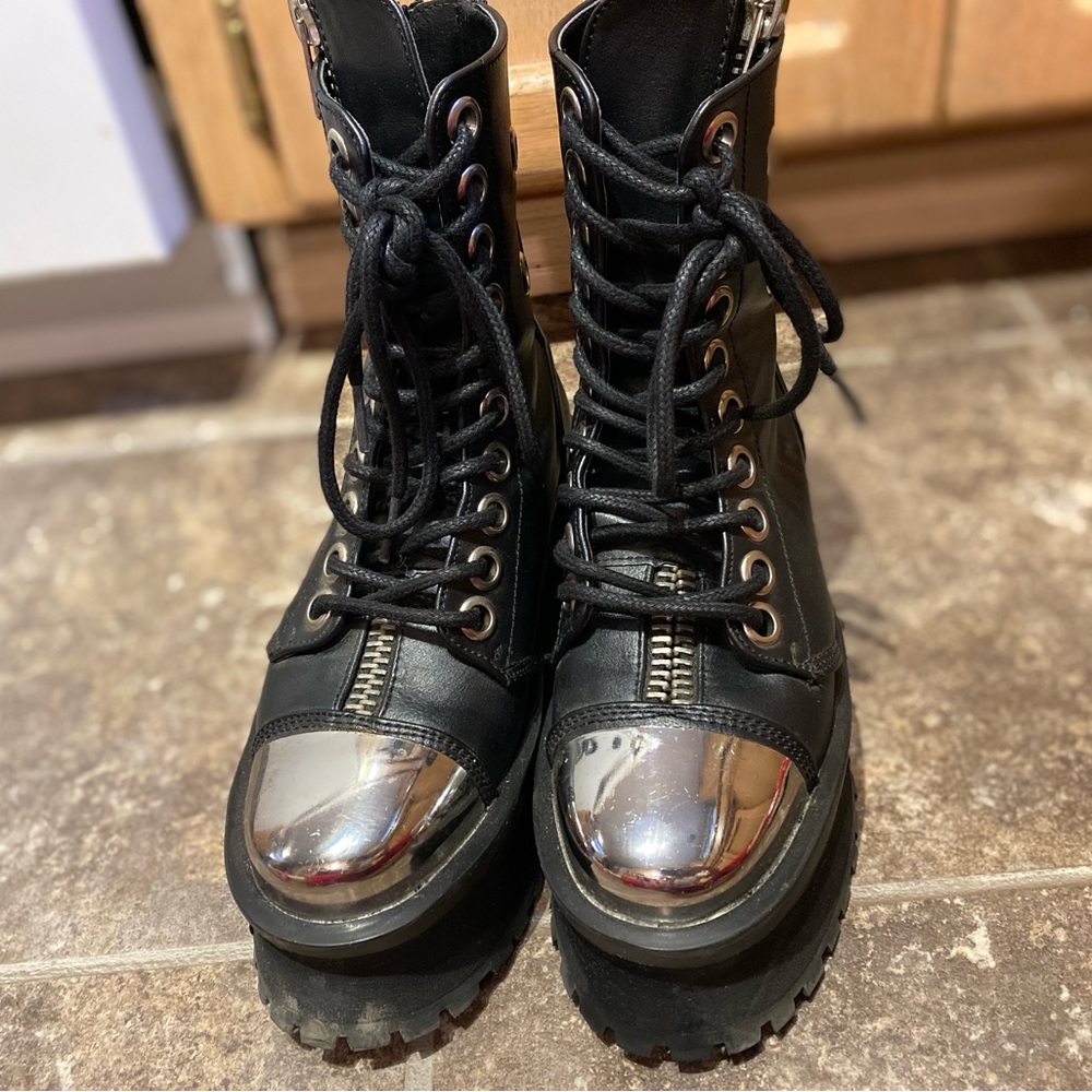 Demonia- Gravedigger 10 in Ankle Boots
